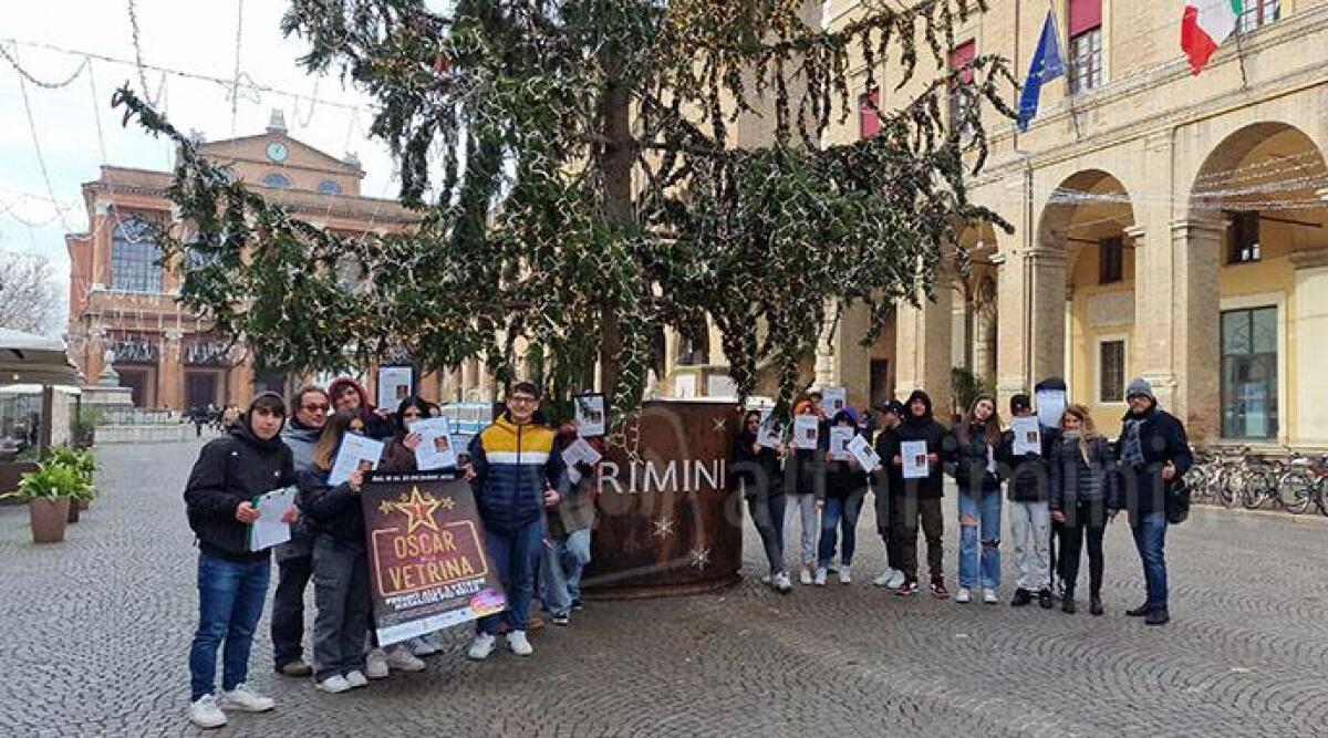 Giudici in azione per decretare la miglior vetrina natalizia: a Rimini si assegna l'Oscar - 