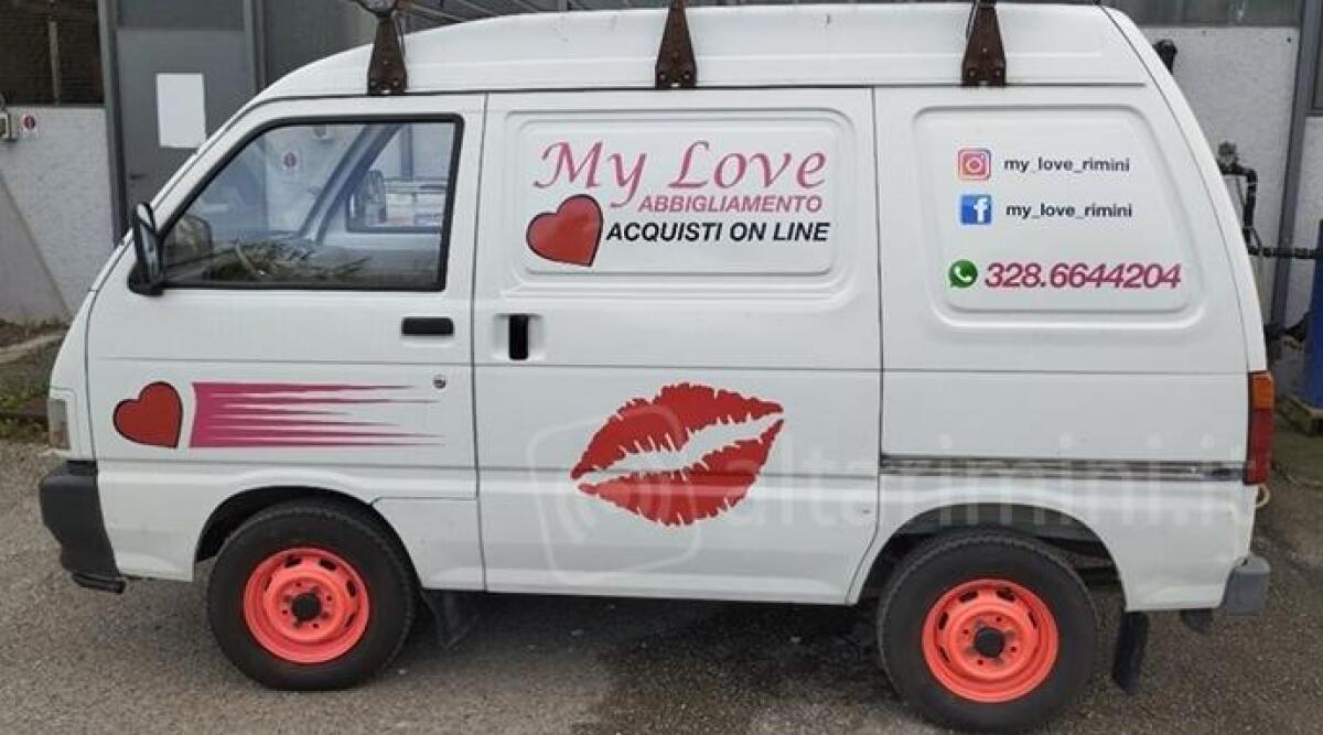 Rimini, abbigliamento moda sul furgoncino: la scommessa di una giovane riminese - 