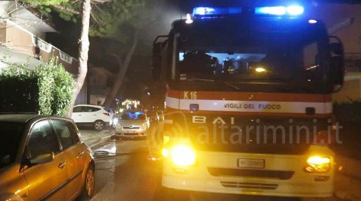 Rimini, scoppia incendio in pizzeria: locale devastato dal rogo - 