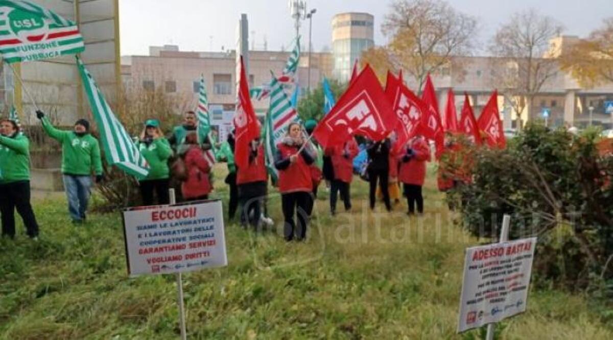 Sit-in dei lavoratori Coop sociali di Rimini contro le centrali Confcooperative, Legacoop e Agci - 