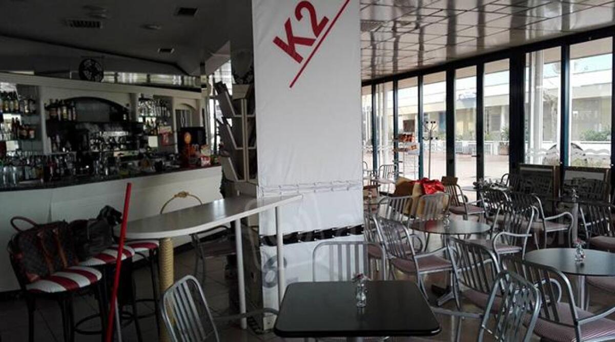 Igea Marina, raffica di furti nella notte: vetri rotti, porte forzate - Il bar gelateria K2 di via Ennio a Igea Marina