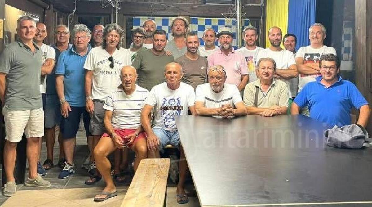 Calcio Prima, l'Accademia Marignanese: 'Lo stadio sia intitolato a Domenico Bianchi' - Lo staff dirigenziale con Bianchi in pantaloncini rossi