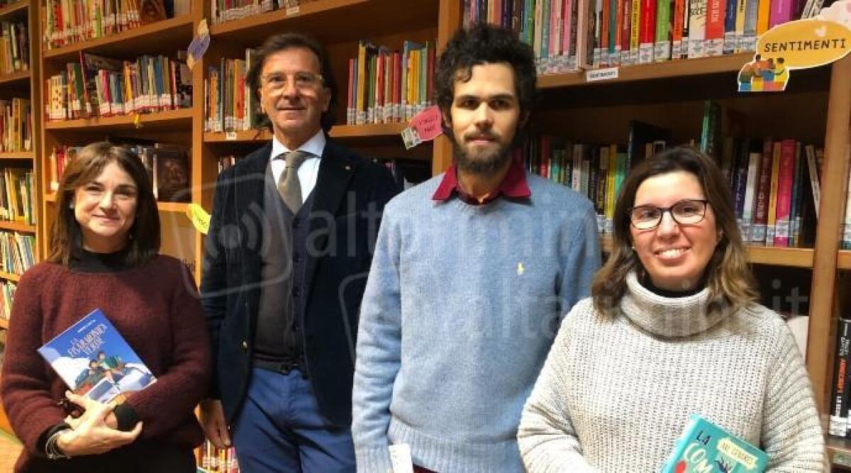 Coriano, nel 2022 oltre 300 alunni in visita alla biblioteca - Il sindaco di Coriano in visita alla biblioteca