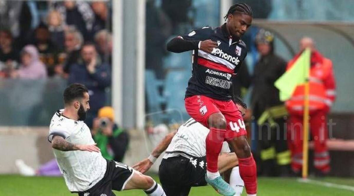 Calcio C, il Rimini cede il centrocampista Eyango al Giugliano - Steeve Mike Eyango in azione (foto Rimini Calcio)