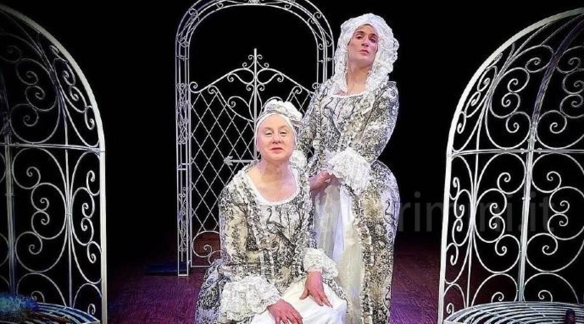 La 'professoressa Fullin' sul palco del Teatro Astra di Bellaria - Alessandro Fullin e Simone Faraon