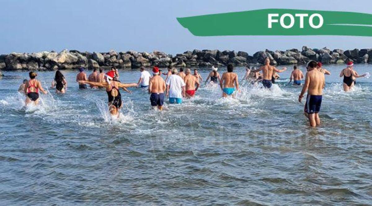 A Torre Pedrera &egrave; tornato il Bagno di Capodanno, in tanti si sono tuffati in mare - A Torre Pedrera si &egrave; rinnovata la consuetudine del Bagno di Capodanno