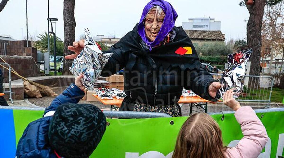 Befana a Misano: i bambini possono ancora ritirare le calze offerte dalla vecchia signora - La Befana a Misano Adriatico (foto Bondi)