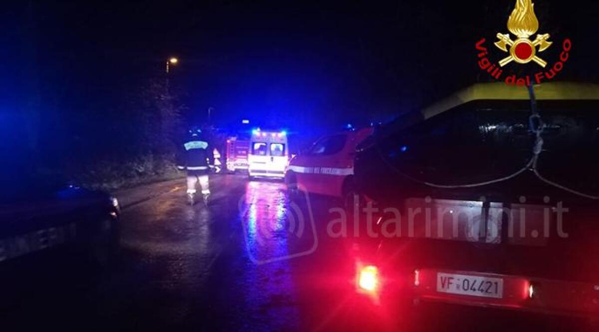 Maltempo, a Coriano l'opposizione attacca: 'Mancata chiusura di ponti e guadi pericolosi' - L'intervento dei vigili del fuoco in via Piane