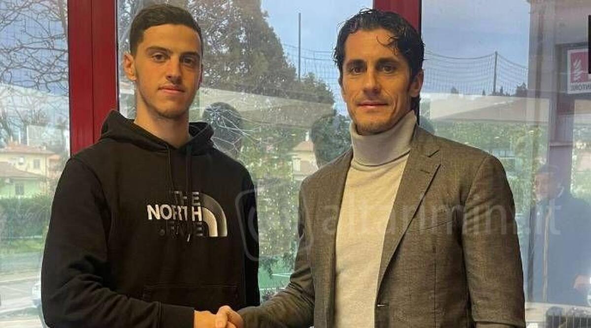 Calcio  RSM, il Cosmos tessera il centrocampista Lorenzo Capicchioni - A sinistra Lorenzo Capicchioni