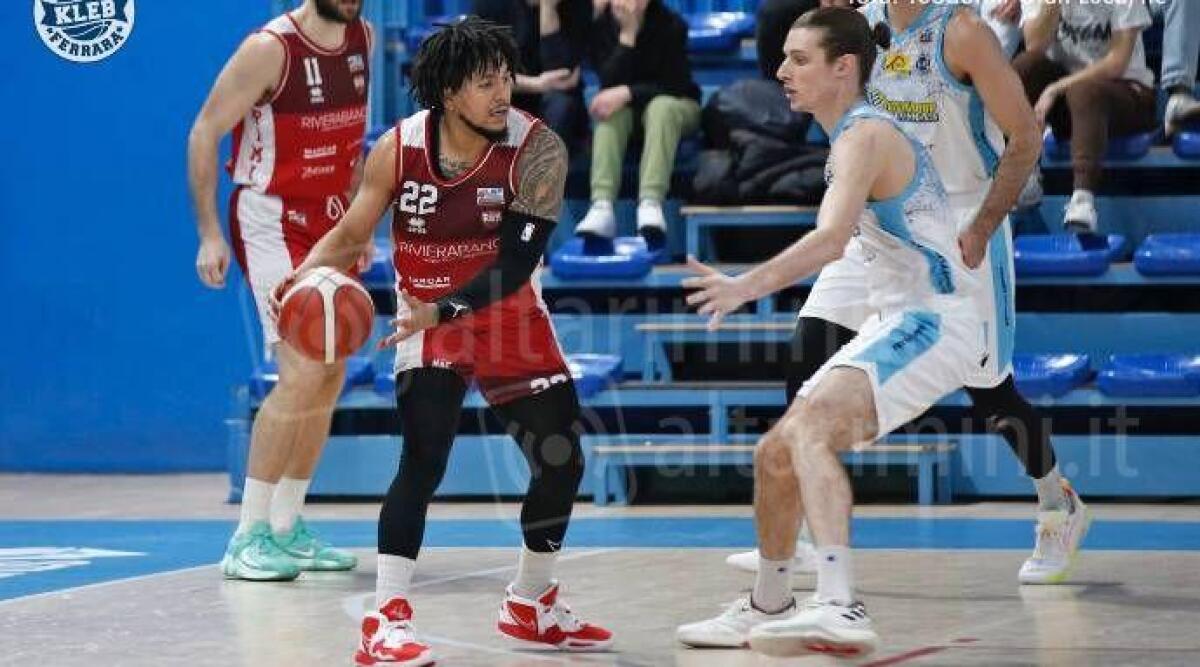 Basket A2, RivieraBanca espugna Ferrara 75-85 - Johnson in azione (foto Kleb Ferrara)