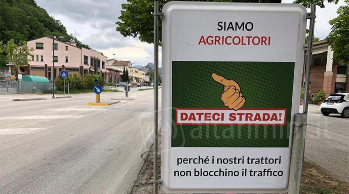 Alta Valmarecchia spopolata, comitato: 'Cittadini pagano tasse, ma servizi azzerati' - Cartello di protesta del comitato Valmarecchia Futura