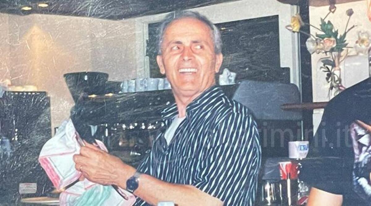 "Un'icona, come la fontana in piazza": Novafeltria piange la scomparsa di Gianni Pacchioli - Gianni Pacchioli dietro al bancone del suo amato bar
