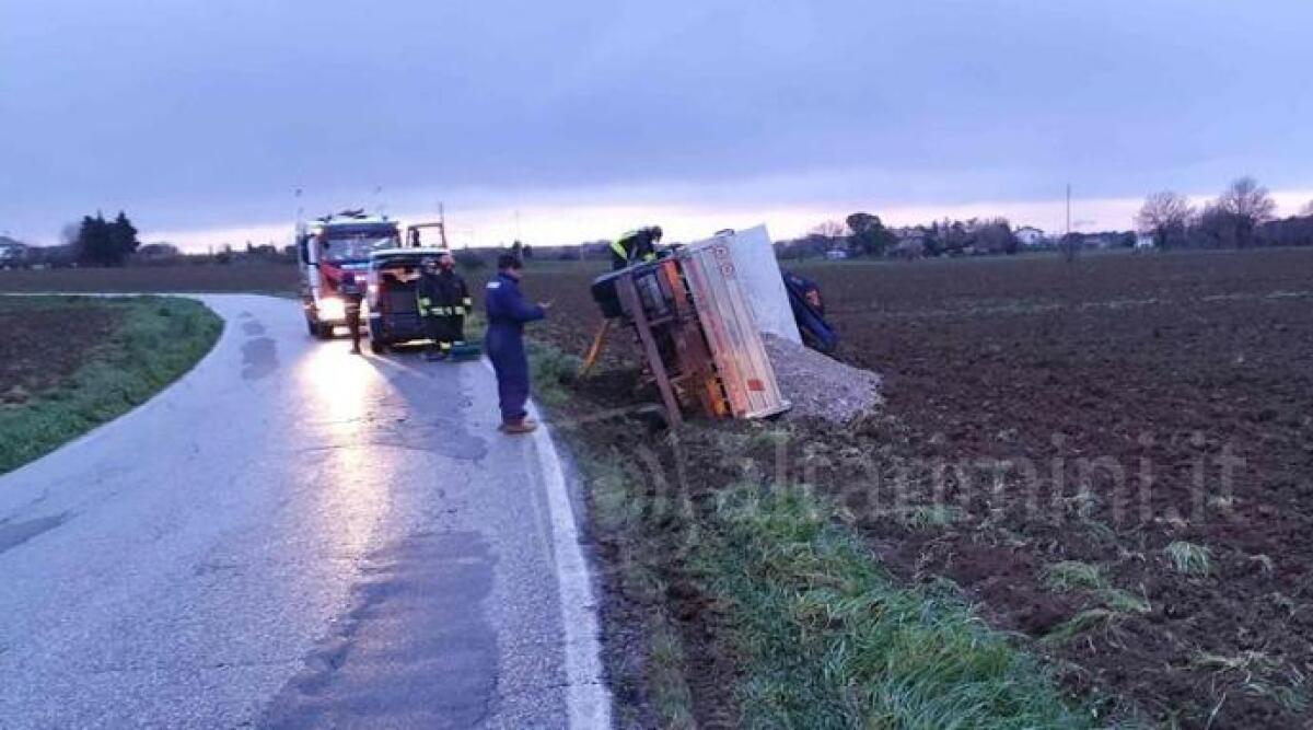 Maltempo: dall'autocarro ribaltato alla carcassa del lupo che ha provocato un incidente - L'autocarro ribaltato in via Montaletti