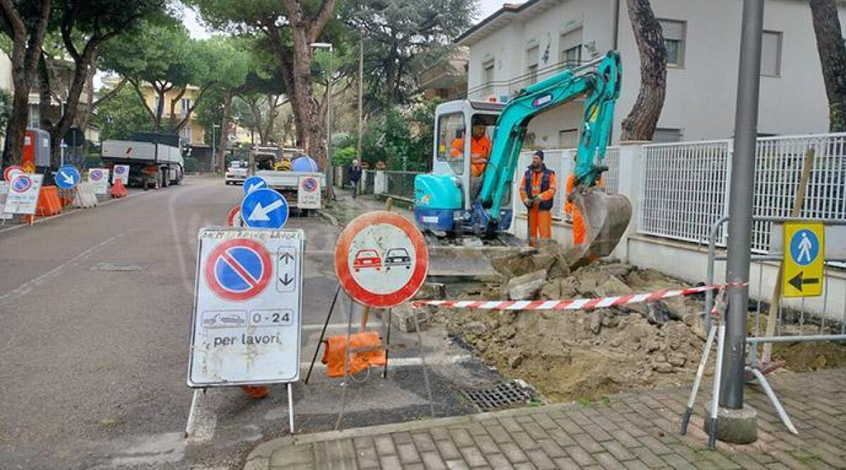 Manutenzione strade, nuovi marciapiedi a Riccione - Viale Santorre di Santarosa