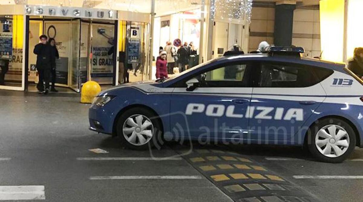 Ruba giubbotti da 200 euro a Le Befane e aggredisce il vigilante: arrestato - Polizia a Le Befane ARCHIVIO