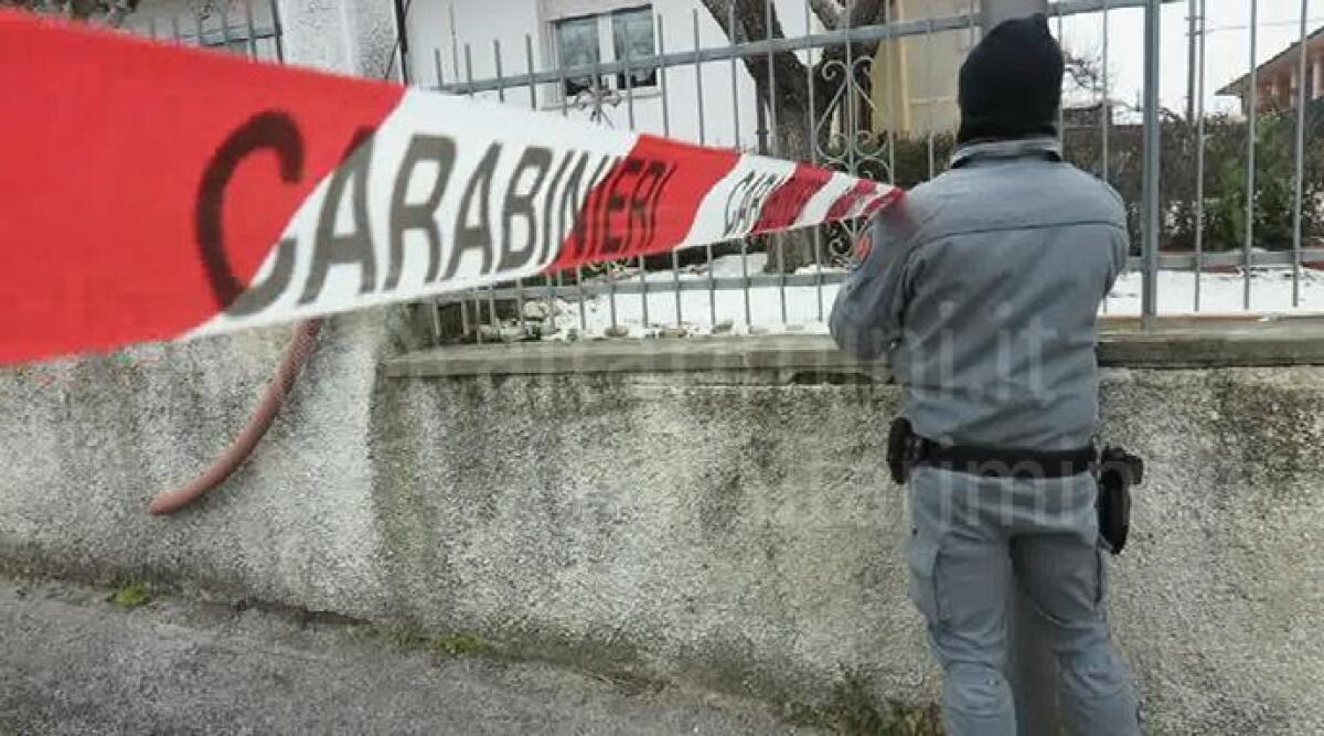 Spara e uccide moglie in strada, poi si suicida -