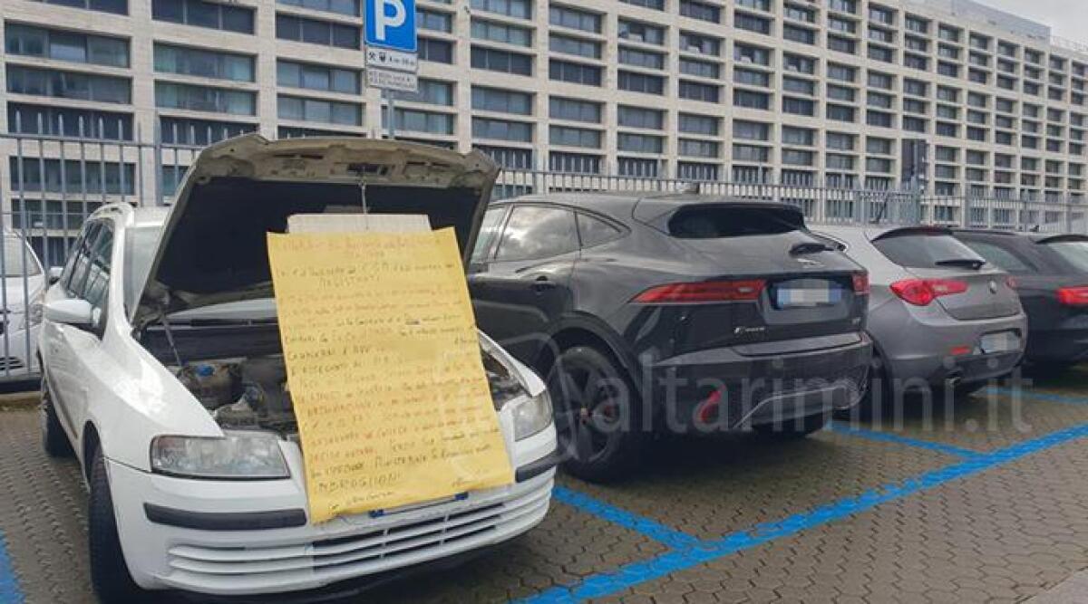 Singolare protesta davanti al Tribunale di Rimini - La bizzarra protesta inscenata al Tribunale