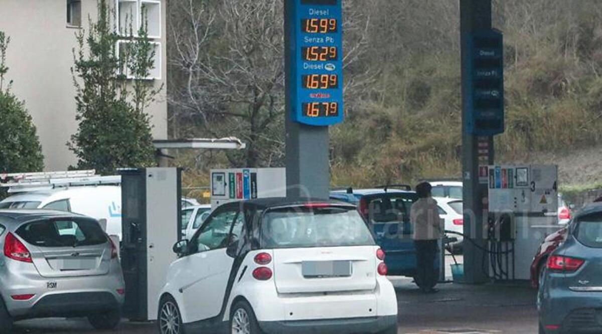 Rifornimento oltre confine, a San Marino in fila per il pieno - Un distributore nella Repubblica di San Marino
