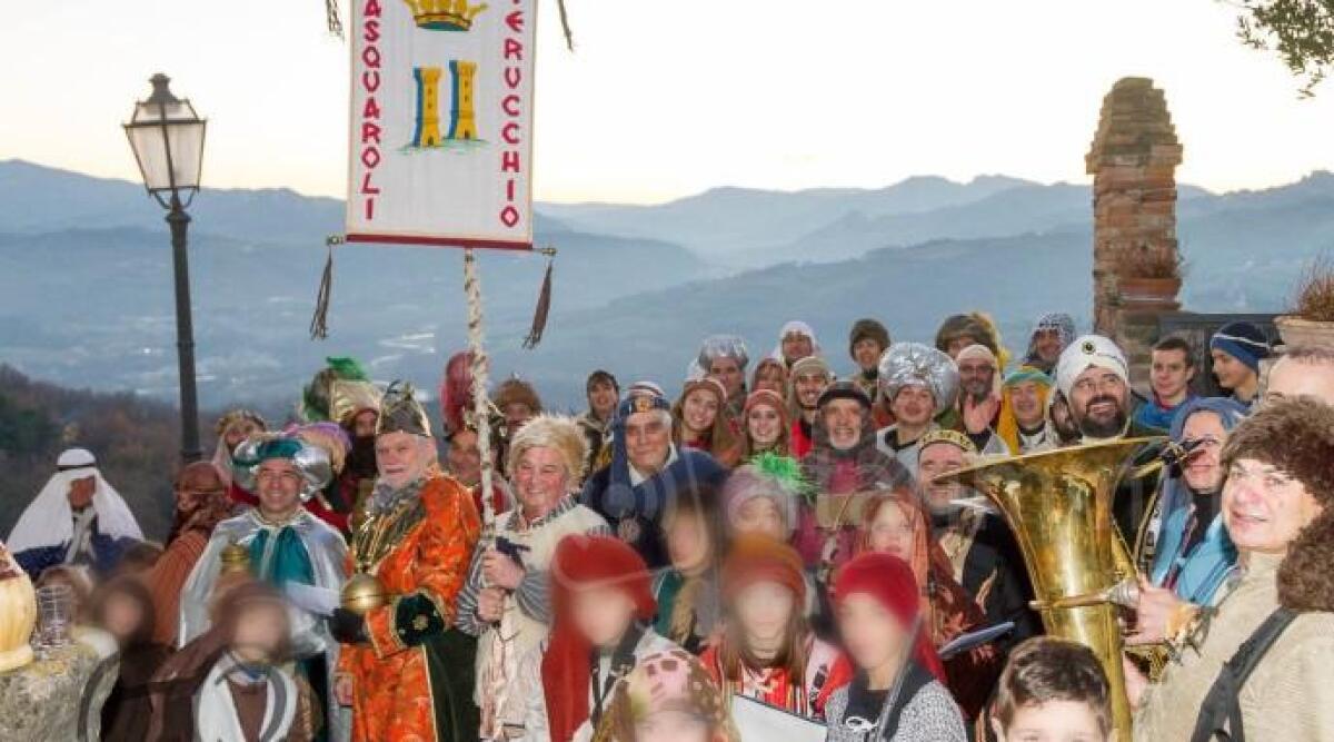 Verucchio, la Befana arriva in anticipo in Biblioteca e premia i lettori - Il gruppo della Pasquella