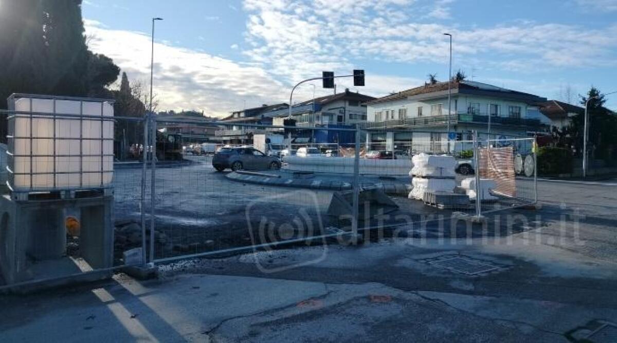 Riccione, lavori per la rotatoria tra ospedale Ceccarini e Circonvallazione: chiuso viale Frosinone - Lavori sulla Statale a Riccione