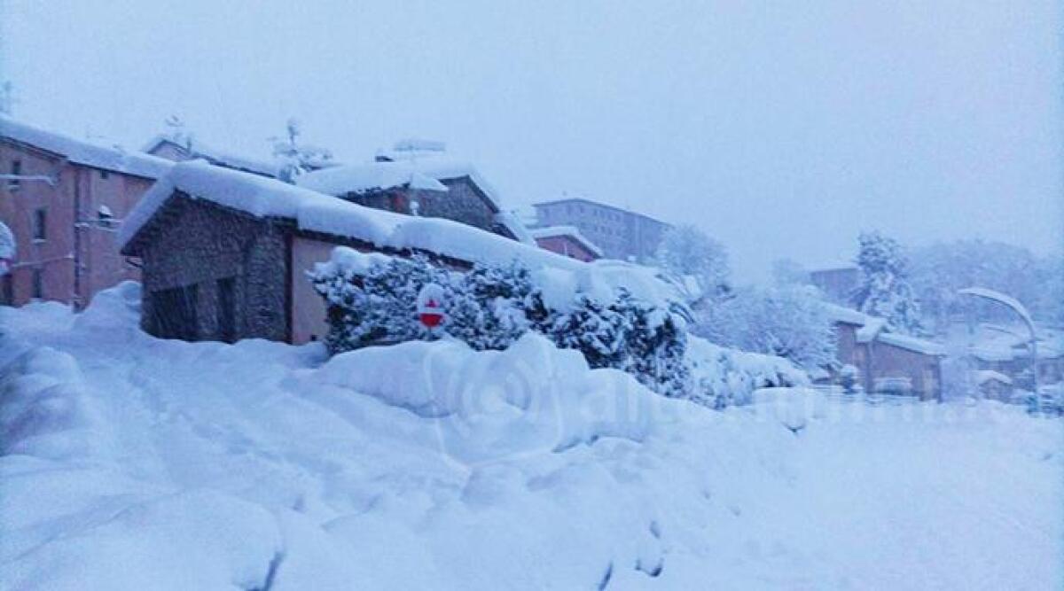 Elettricit&agrave; a singhiozzo e strade bloccate: fino a 2 metri di neve a Casteldelci - Pennabilli