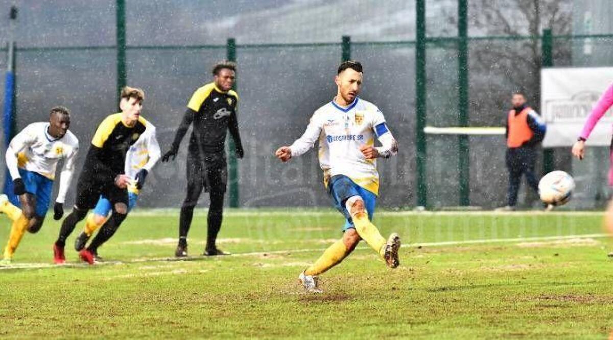 Calcio RSM, Cosmos e Tre Fiori non sbagliano, la neve ferma La Fiorita - Il gol di De Falco su rigore (foto FSGC)