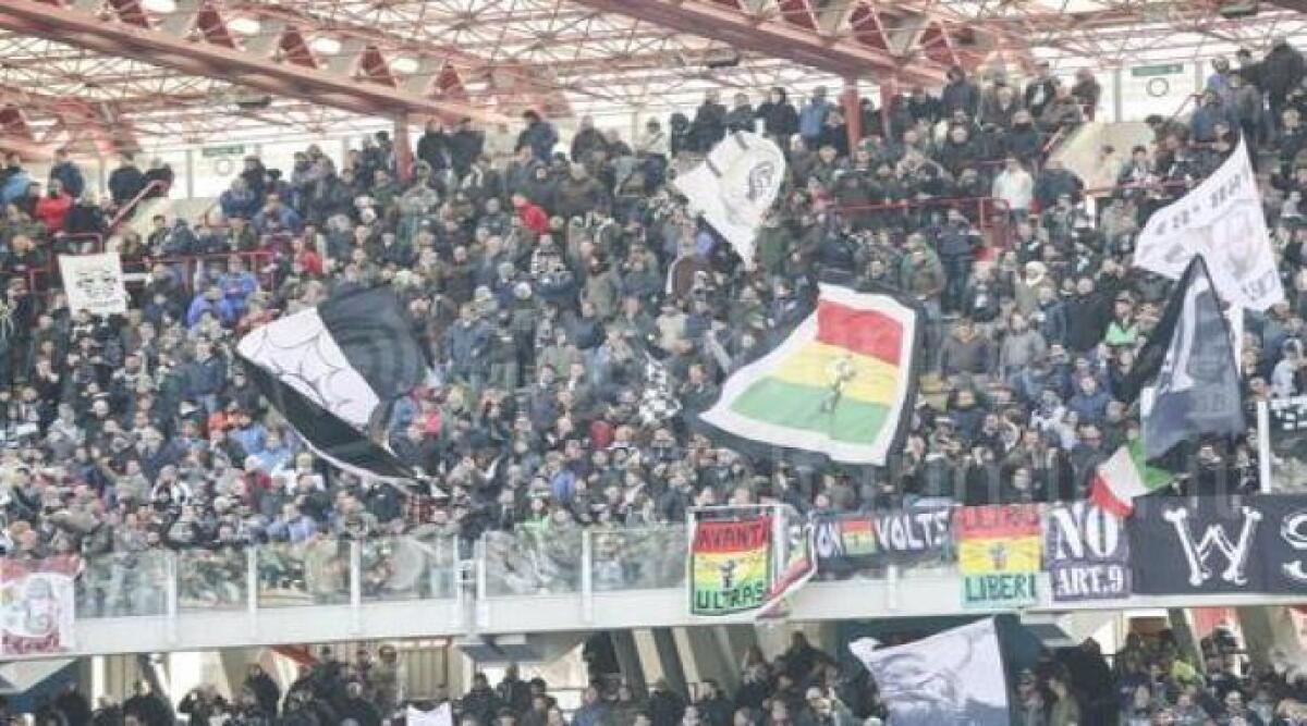 Scontri prima del derby di calcio Cesena - Rimini: otto denunciati - La tifoseria al Manuzzi