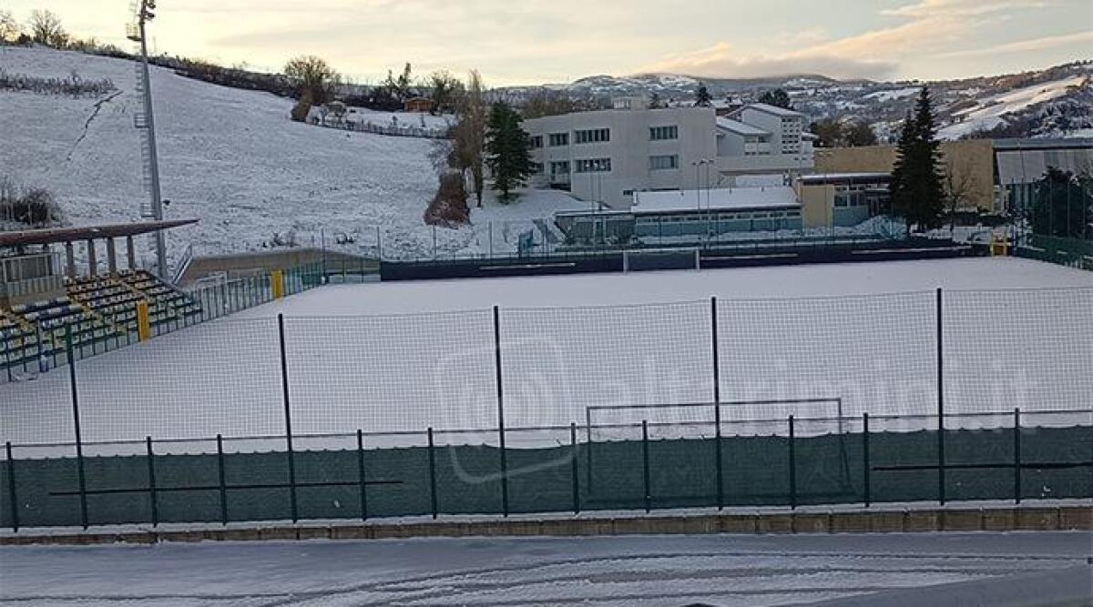 Calcio: neve, salta la partita tra Victor San Marino e Pietracuta - Il campo da calcio di Acquaviva innevato