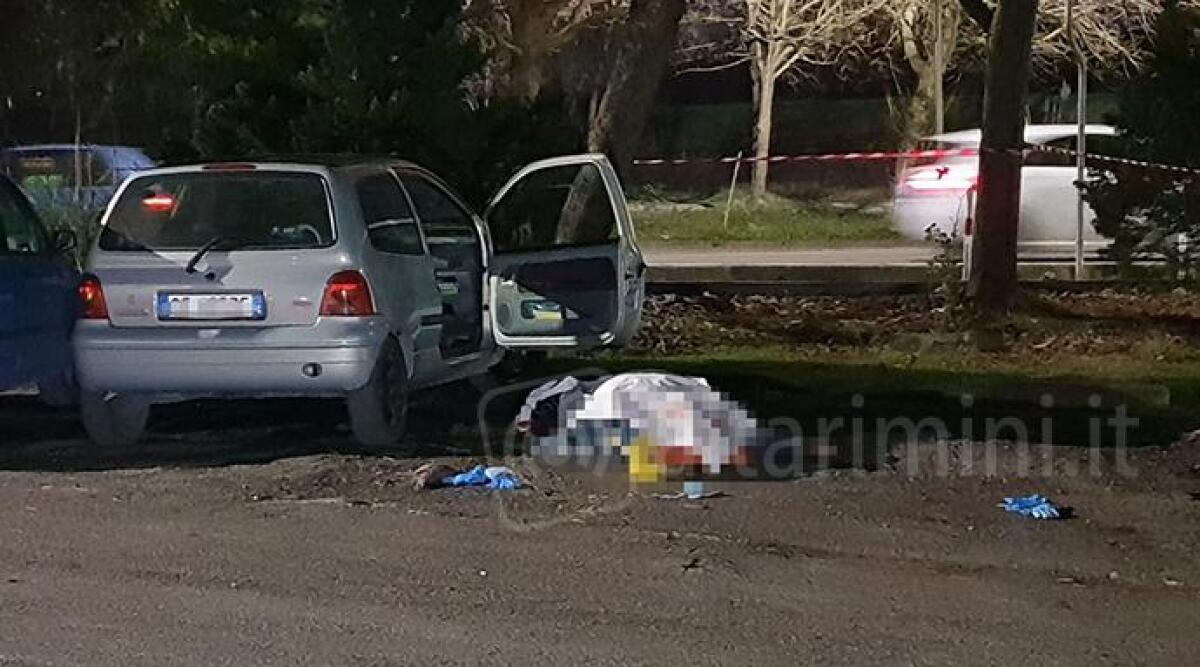 La uccide al parcheggio e poi si toglie la vita. L'uomo era ex vigile urbano in pensione -