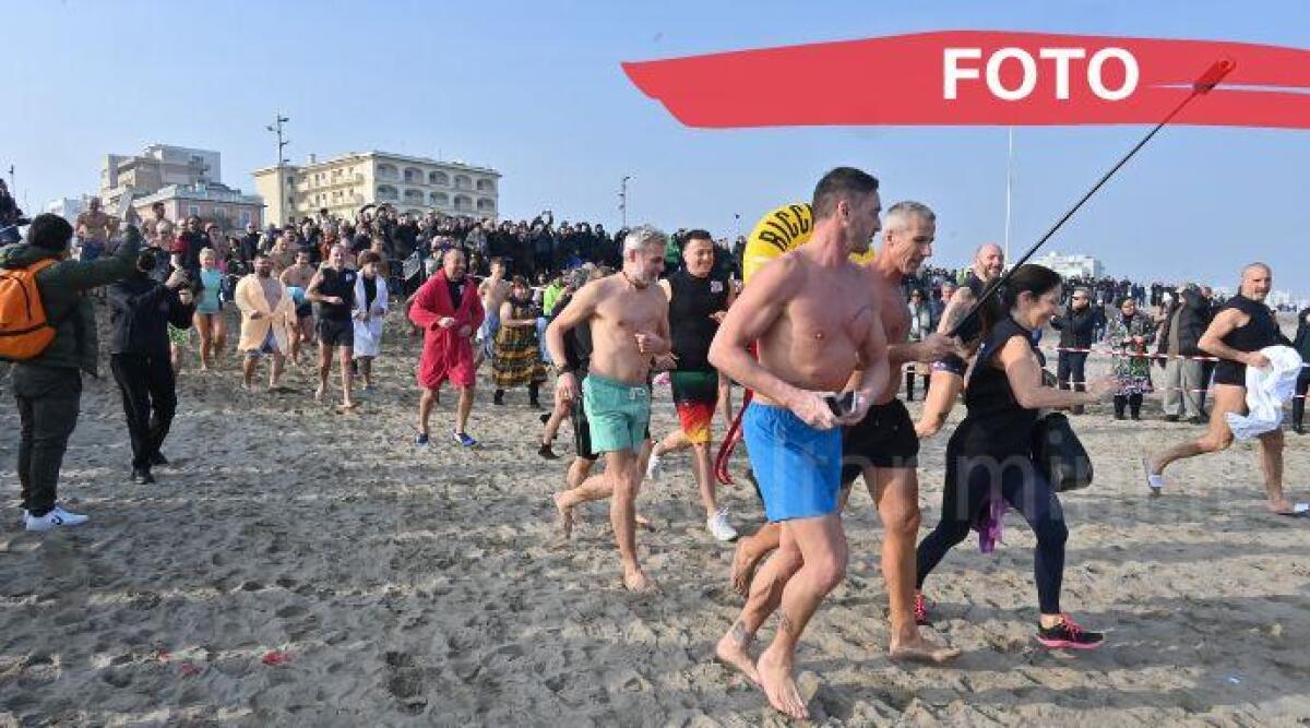 Oltre cento persone si sono tuffate in mare per il tradizionale bagno di Capodanno - Il tuffo in mare