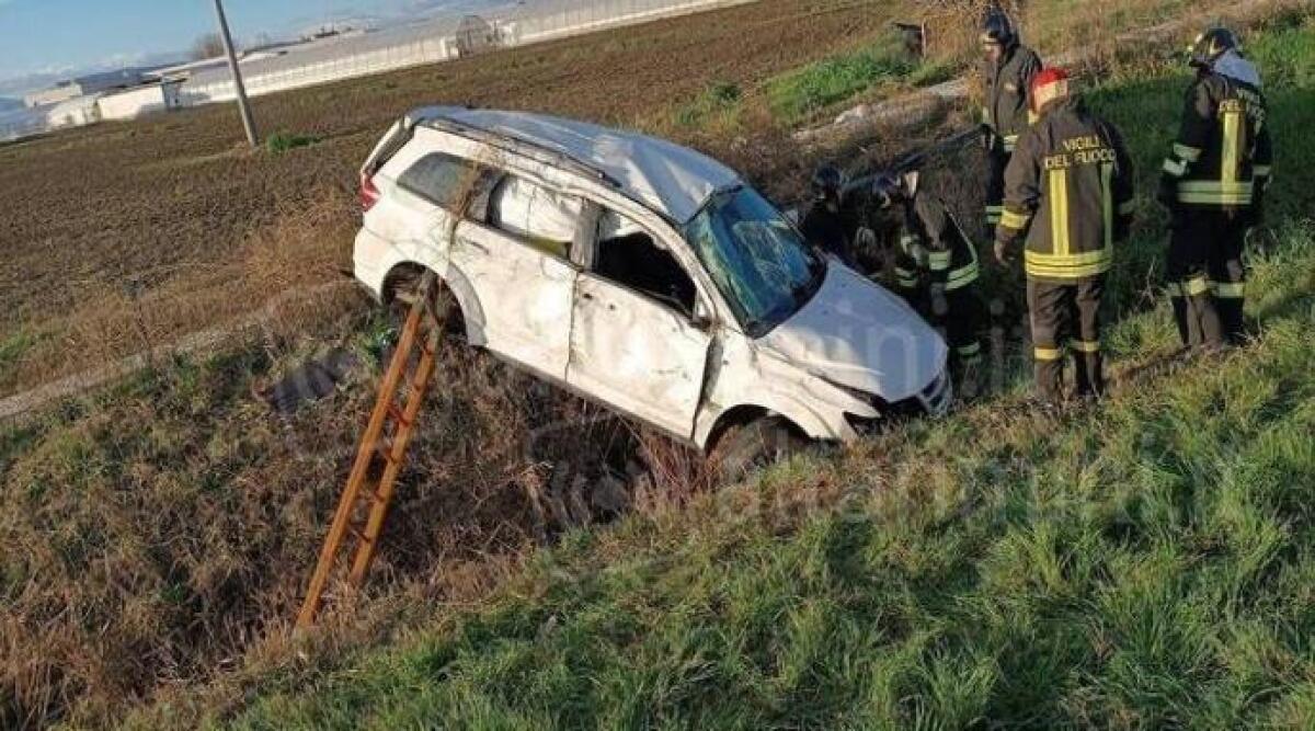 Auto fuori strada in A14, veicolo resta in bilico su un fossato - Incidente in A14: l'intervento dei Vigili del fuoco