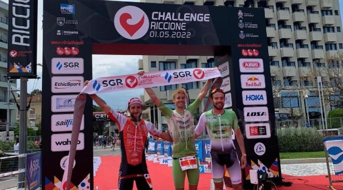 Lavori in corso, strade non sicure: salta il Challenge Riccione 2023 di triathlon - Il podio uomini nella scorsa edizione del Challenge Riccione