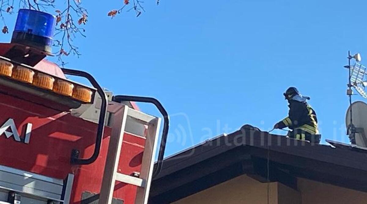 Incendio alla canna fumaria, brucia il tetto di una villetta - I vigili del fuoco al lavoro