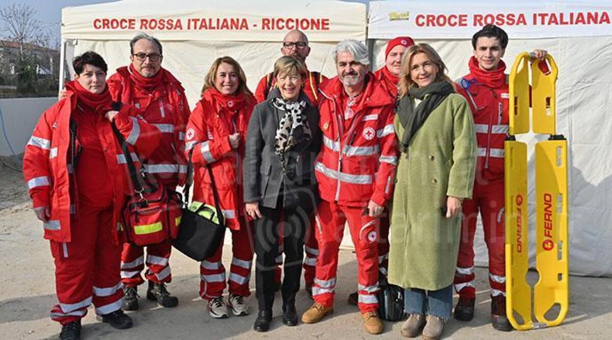 Arriva la Befana a Riccione: Croce Rossa dona calze a tutti i bambini - La Croce Rossa con la Sindaca Angelini e la Vicesindaca Villa