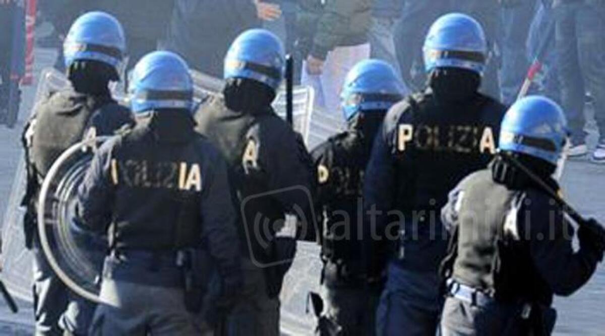 Daspo dopo gli scontri del derby Cesena Rimini, un tifoso fuori dallo stadio per 8 anni - Poliziotti ARCHIVIO