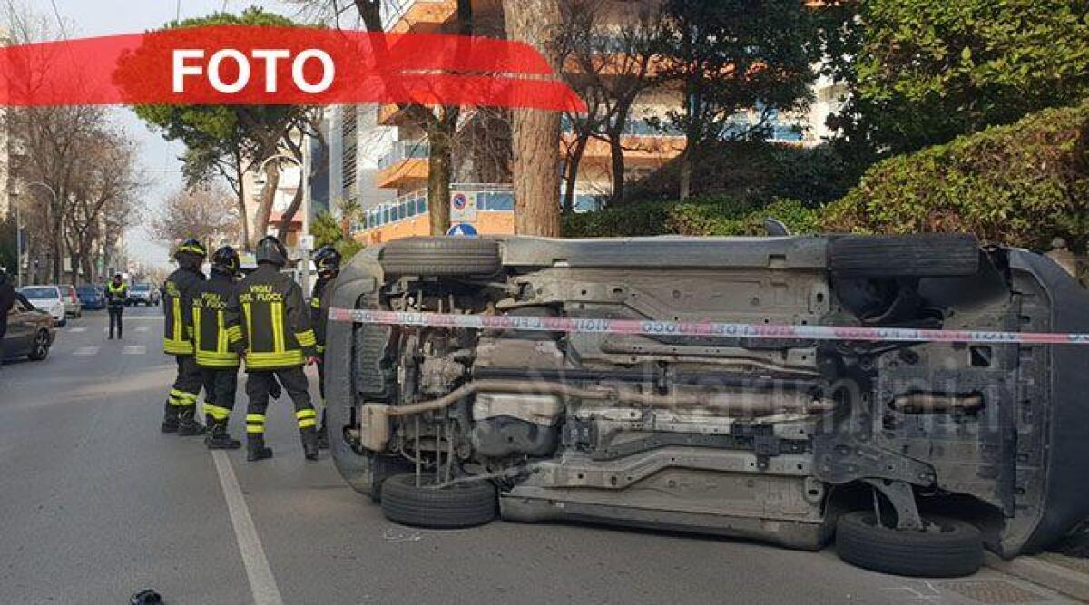 Rocambolesco incidente in viale Milano a Riccione. Auto si ribalta: un ferito - La Jeep ribaltata su un fianco