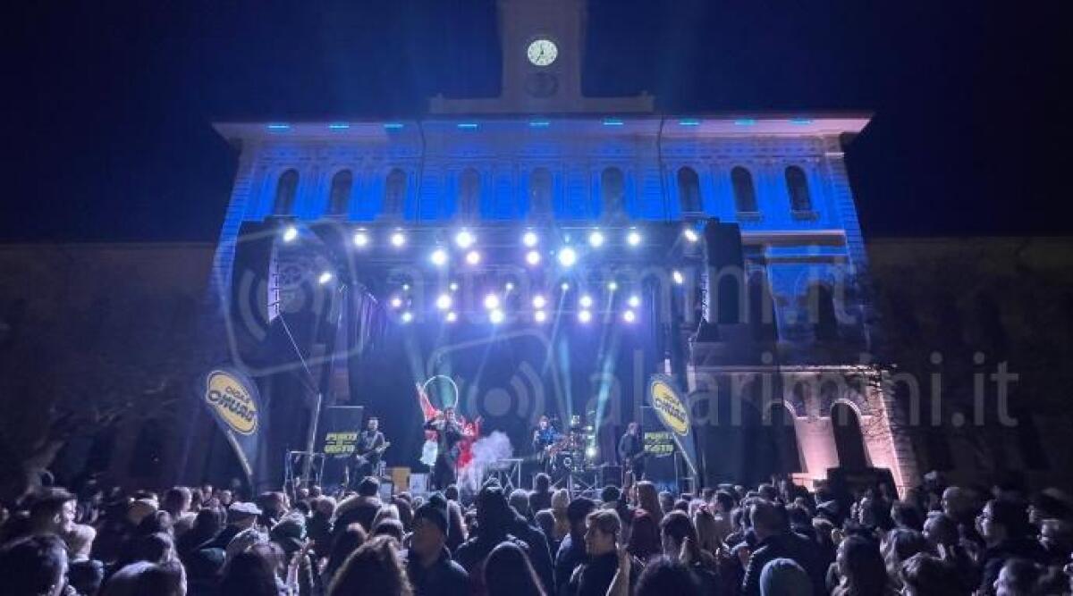 Cattolica, piazza Roosevelt gremita per il benvenuto in musica al 2023 - Capodanno a Cattolica