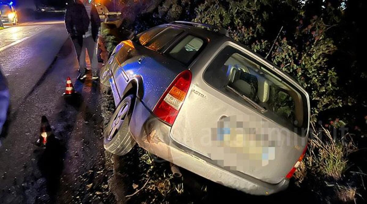 Esce di strada e finisce in un fosso, era ubriaco: tasso alcolemico tre volte oltre il consentito - Auto nel fosso