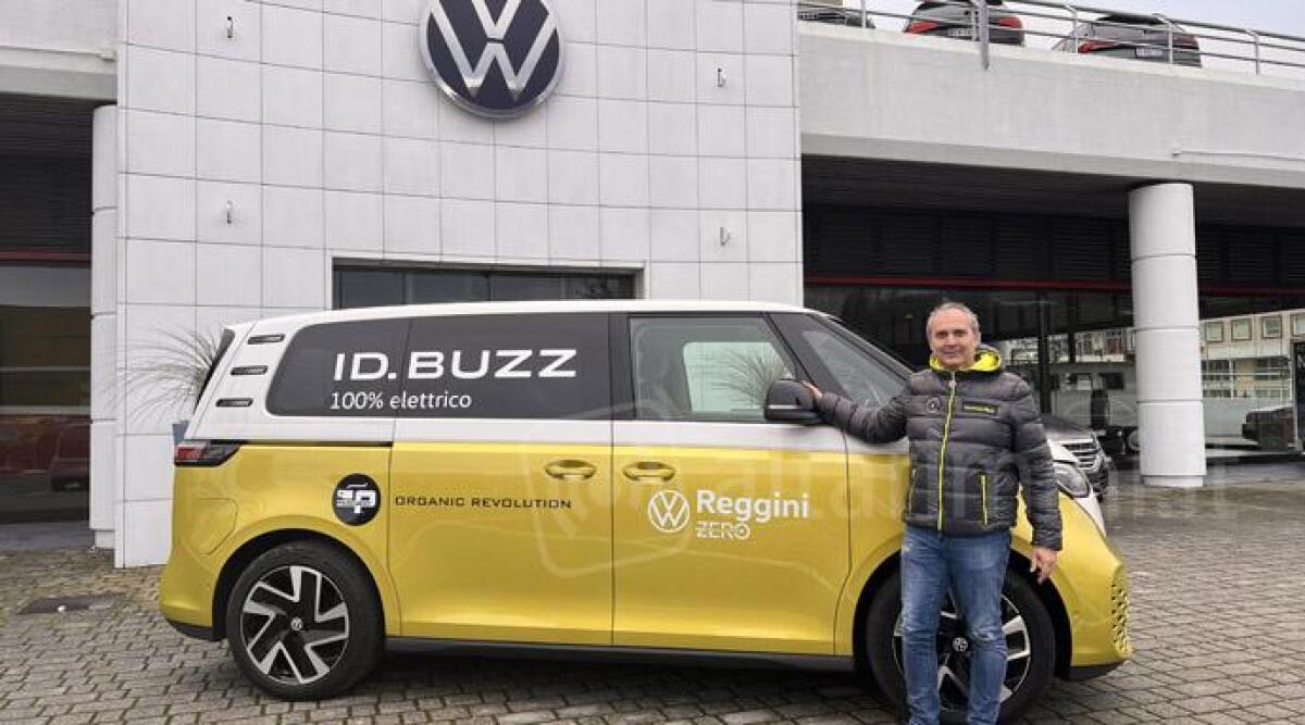 Il mitico Volkswagen Bulli rivive nell'era elettrica e sar&agrave; in vetrina al Sigep Rimini - Filippo Reggini con la ID. Buzz