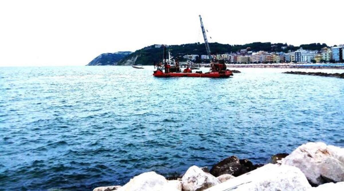 Cattolica, 15.000 tonnellate di scogli dalla Croazia contro l'erosione della costa - Archivio