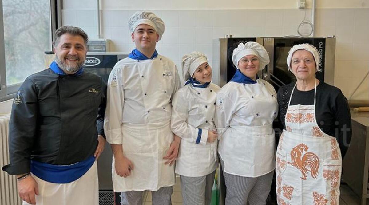 Team dell'Alberghiero di Novafeltria al concorso 'Cooking Award' - I tre studenti con lo Chef e la sfoglina