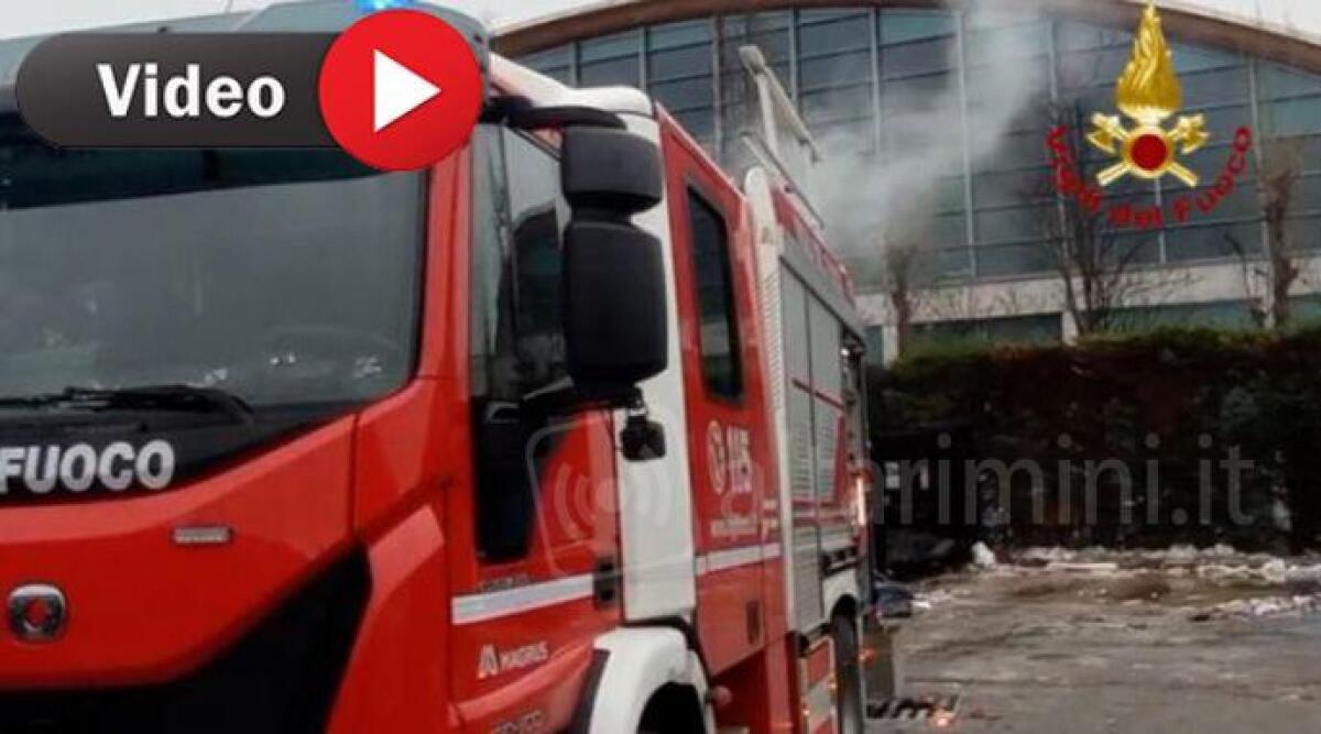 Fiamme in fiera a Rimini: a fuoco un compattatore di rifiuti. FOTO e VIDEO - Incendio in Fiera