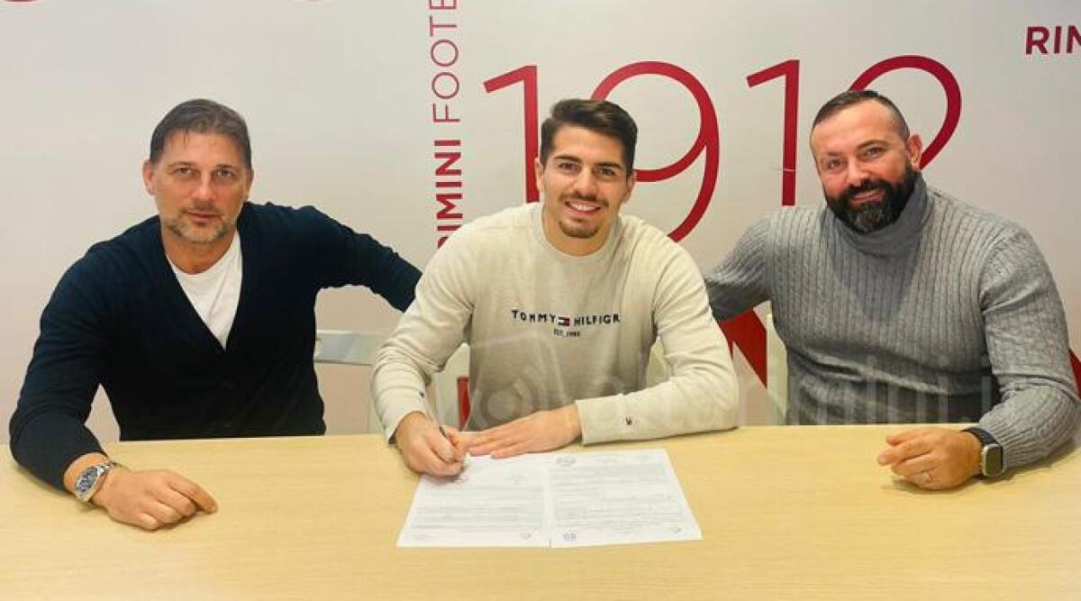 Calcio C, Rimini: è ufficiale l'ingaggio dell'attaccante Mattia Rossetti - Il momento della firma
