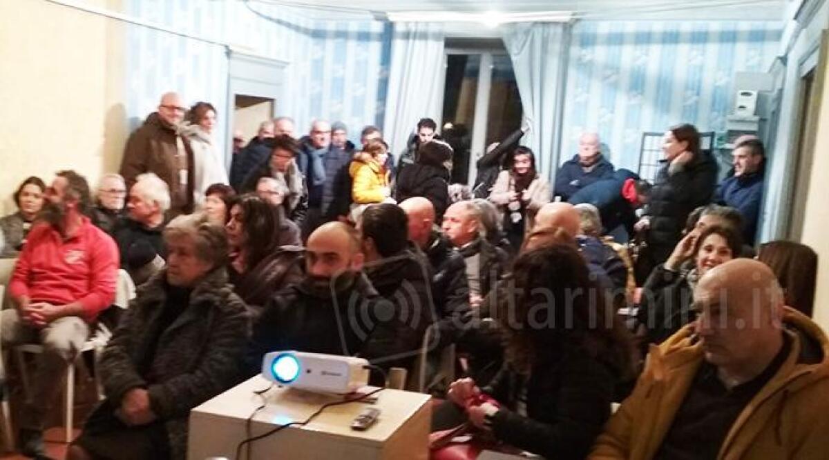 Novafeltria: "Una bomba ecologica", cittadini contro il nuovo mega allevamento di polli - L'incontro al Palazzo Cappelli a Secchiano di Novafeltria
