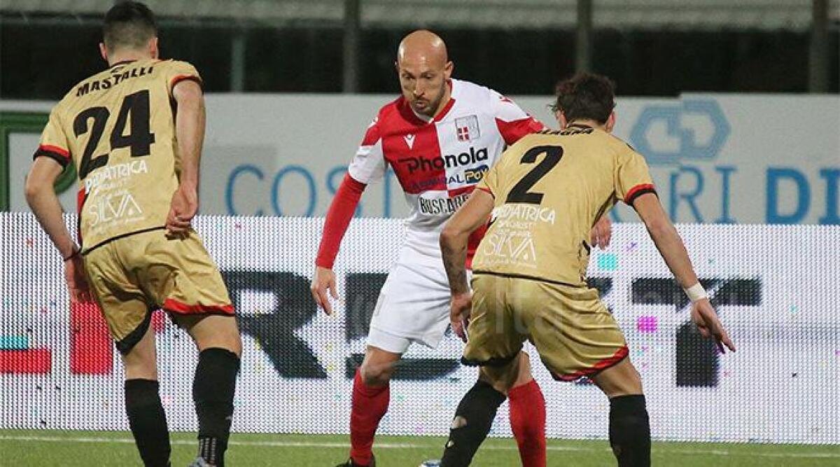Non solo il Rimini Calcio può essere deluso: nel girone B è in buona compagnia - Santini in azione con la Lucchese