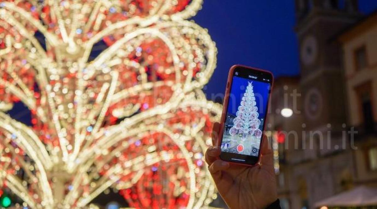 Ultime feste natalizie e tutte le Befane di Rimini tra calze, giochi, regali e sport - L'albero in piazza Tre Martiri a Rimini