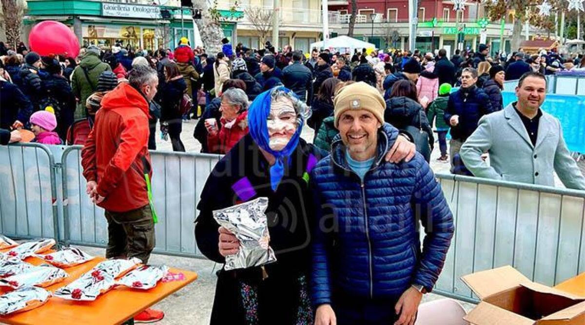 Misano, la Befana ha distribuito 700 calze ai bambini - La Befana protagonista anche a Misano Adriatico