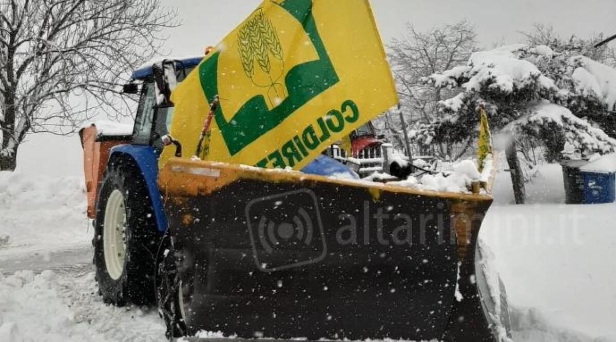 Neve e ghiaccio, servono trattori: Coldiretti mobilita i soci - Trattori spazzaneve dei soci Coldiretti