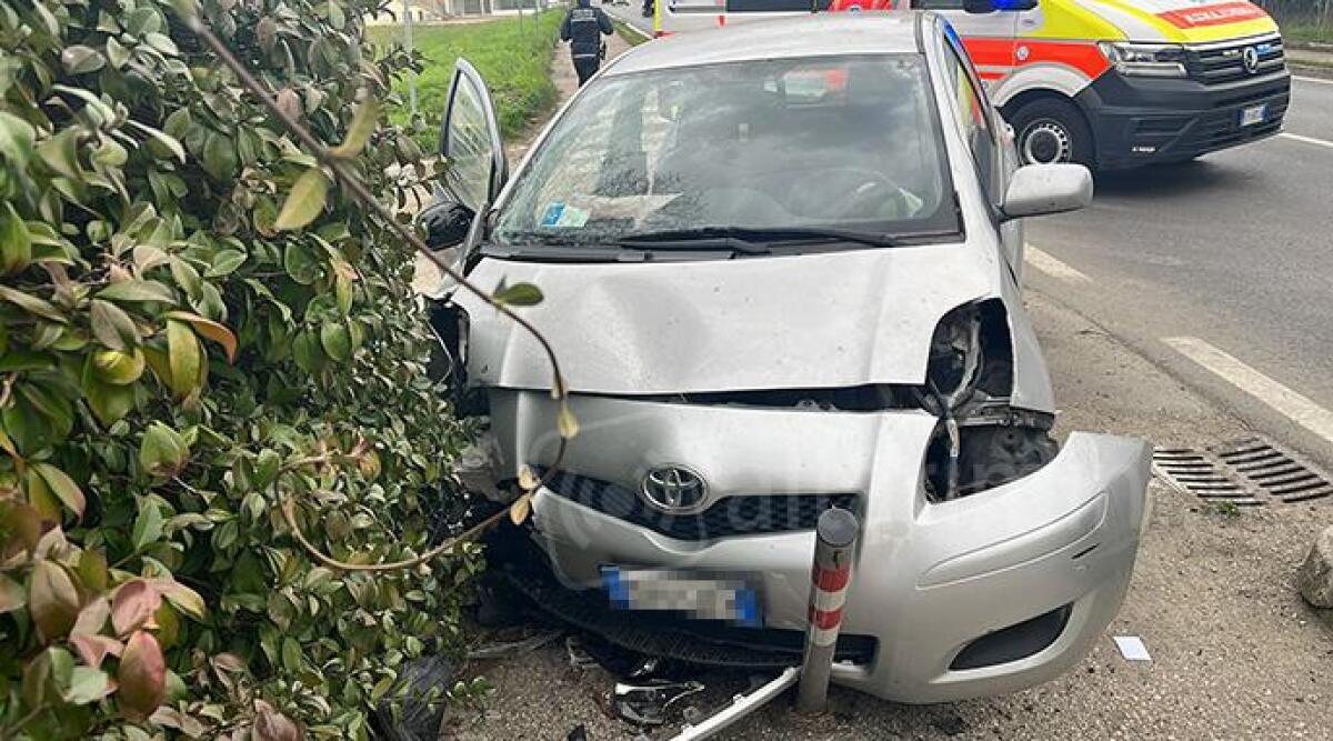 Perde il controllo della sua auto e finisce contro un muretto: ferita una donna - A bordo solo la conducente