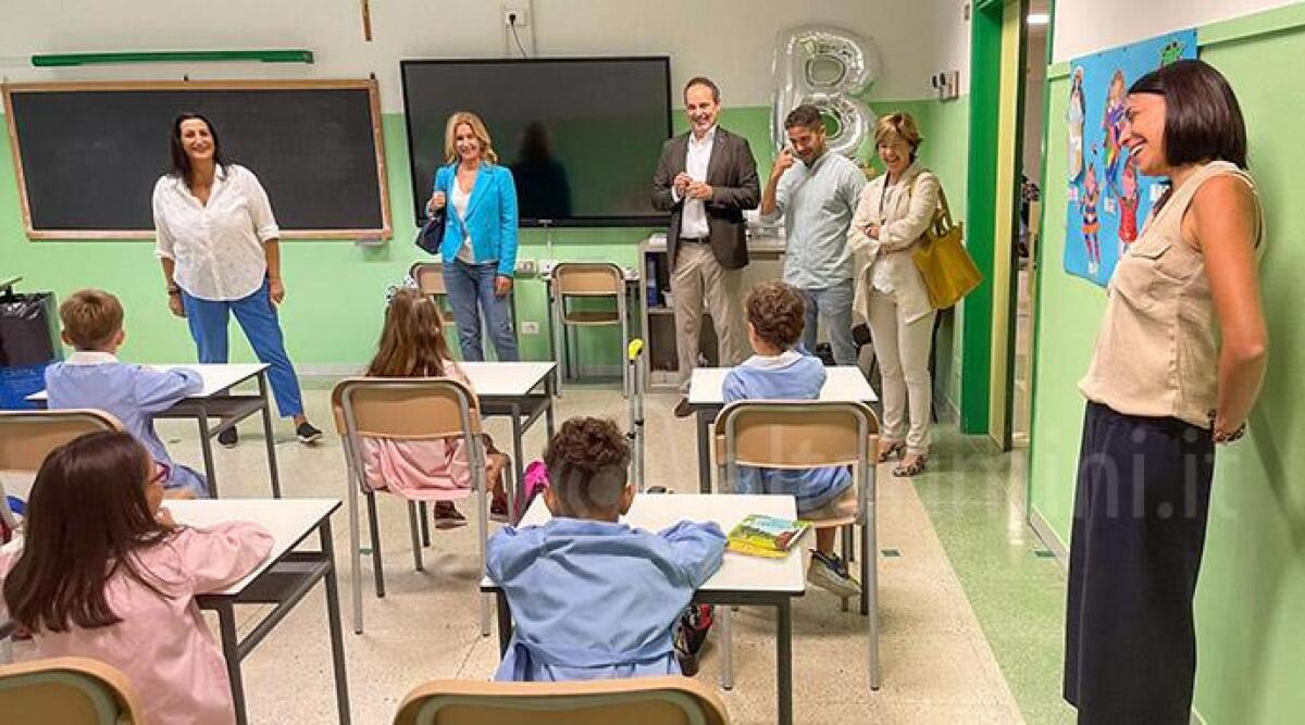 Scuole primarie e mense: ecco come iscriversi a Riccione - L'Amministrazione in visita alla scuola di viale Capri a Riccione